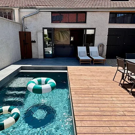 Avec Jacuzzi Et Piscine Sur Les Remparts Apartman